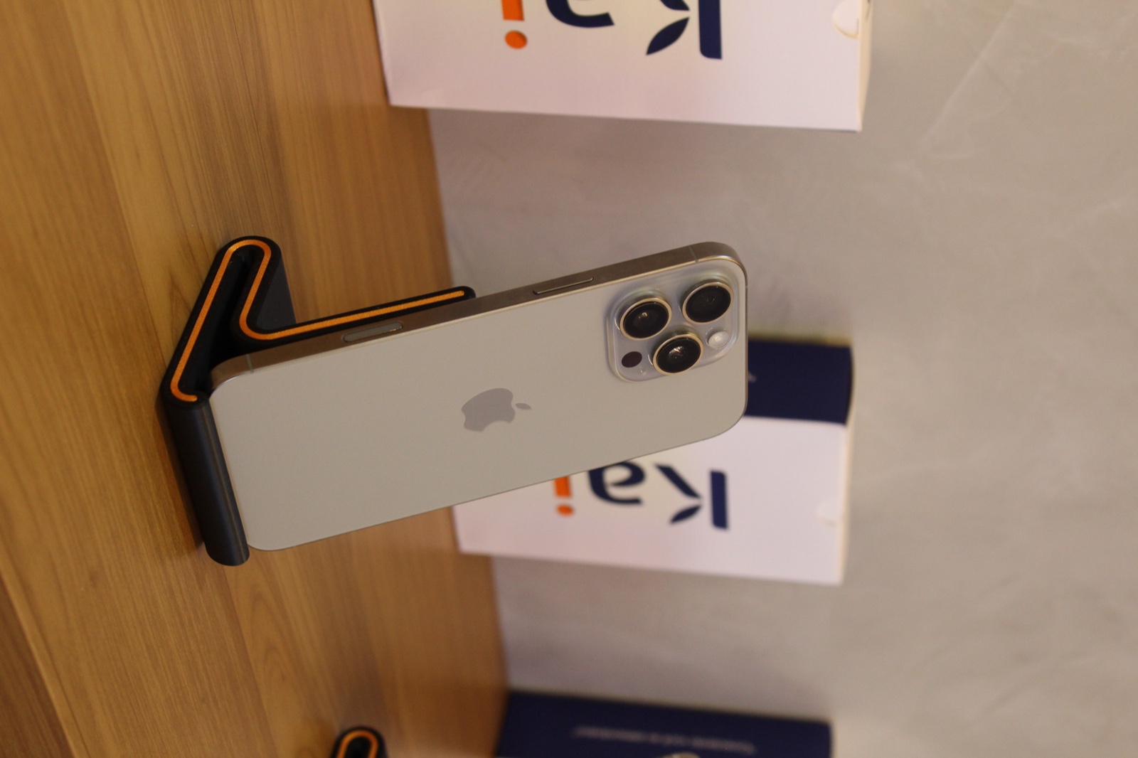 iPhone Pro seminovo em titânio no expositor da loja Kai